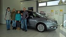 Familie Rupp aus Aedermannsdorf mit ihrem Opel Zafira